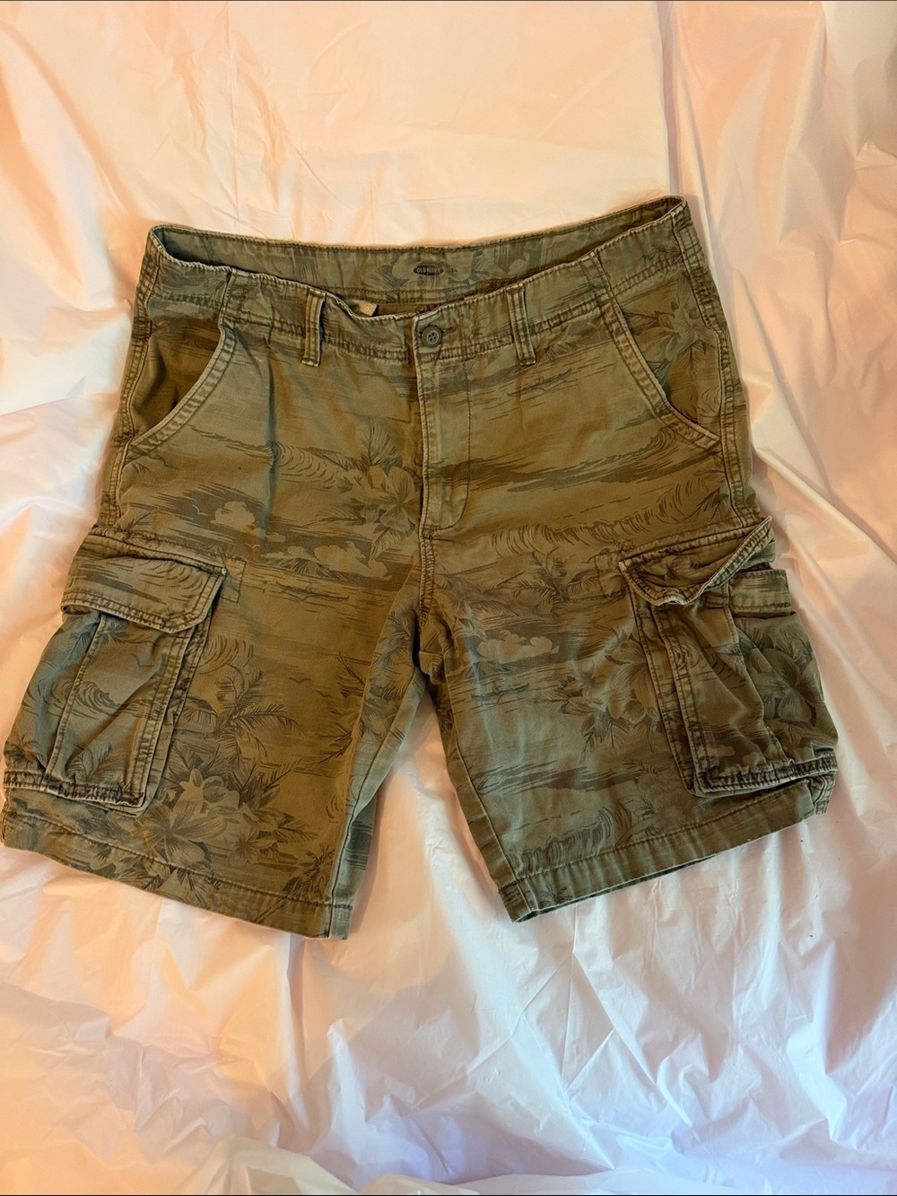 Old Navy men's cargo shorts with a muted Hawaiian floral print Gorpcore outdoor